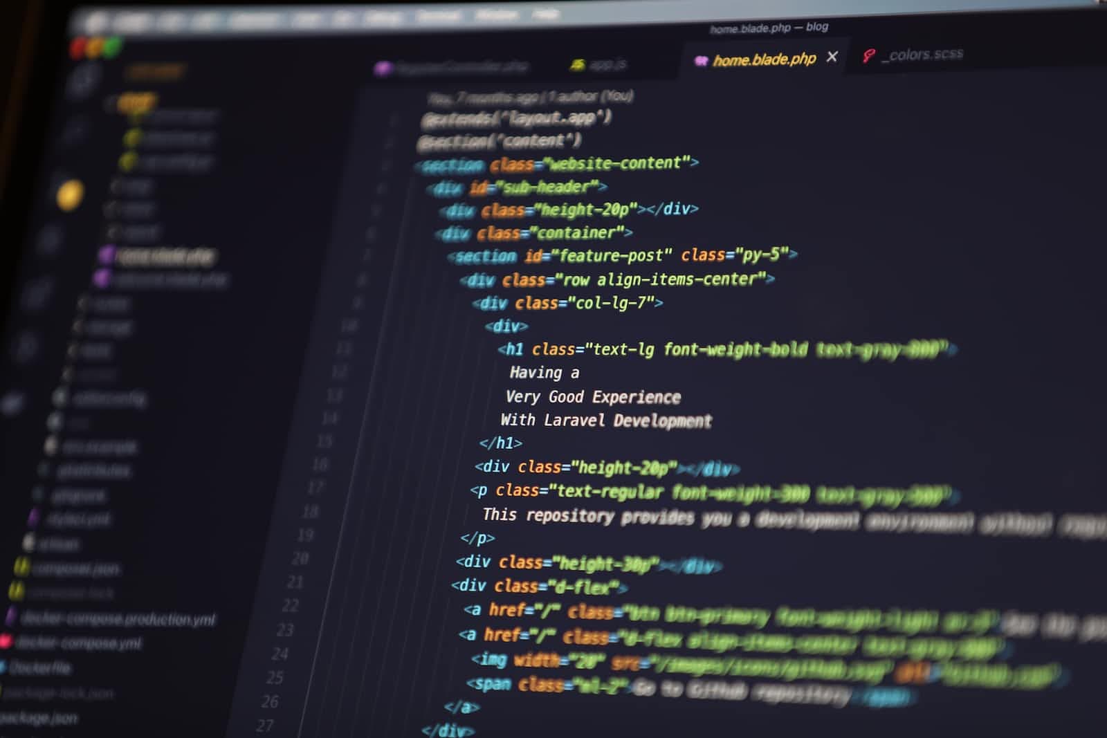 Mention the default route files used in Laravel?